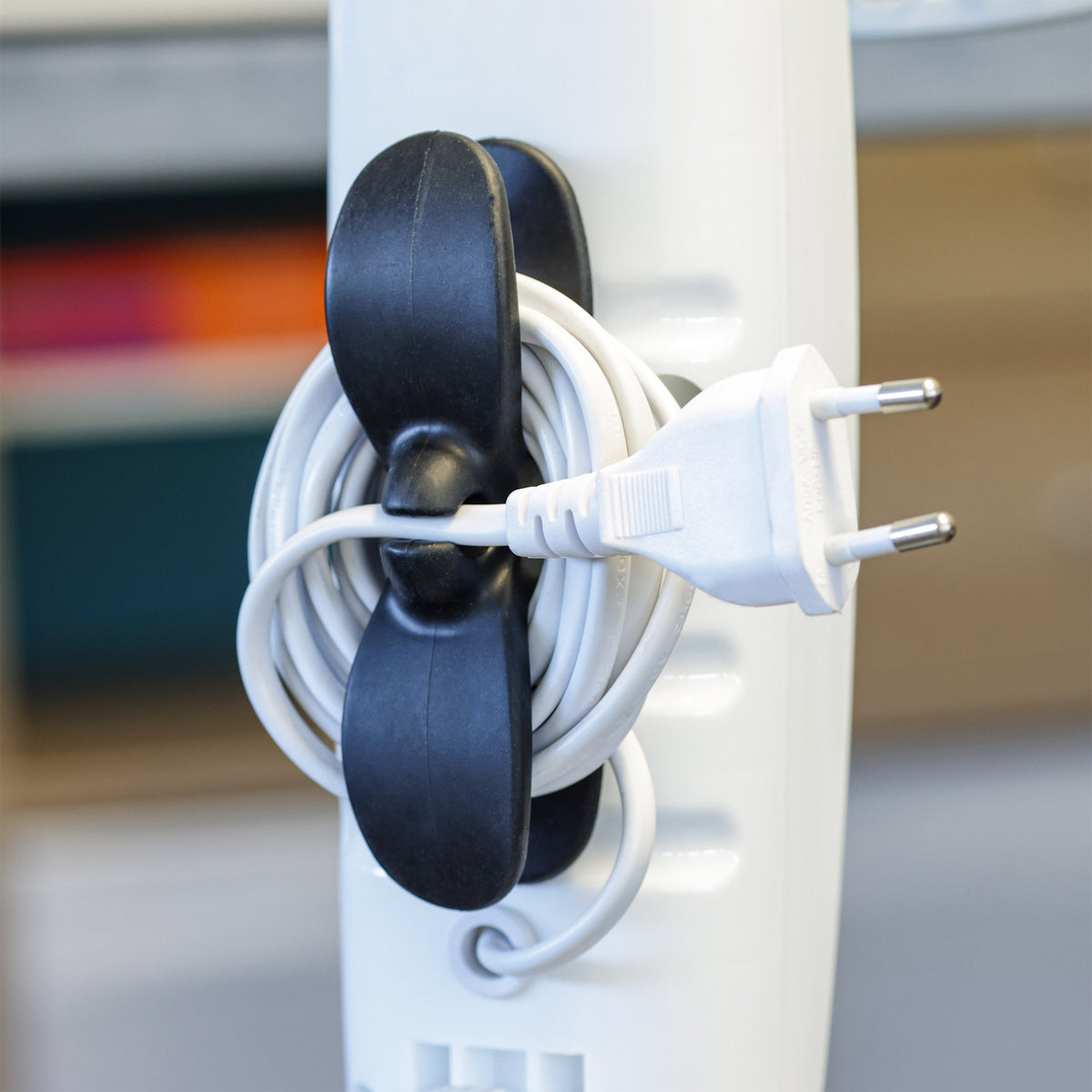 InLine® Kabelaufwickler für Gerätekabel, selbstklebend, schwarz, 2er-Set – Ansicht 5